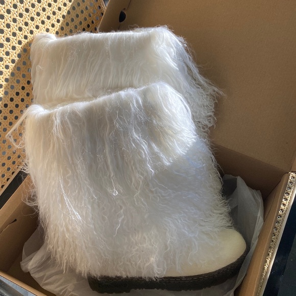 NWT Fur boots in white size 6 - Picture 1 of 4